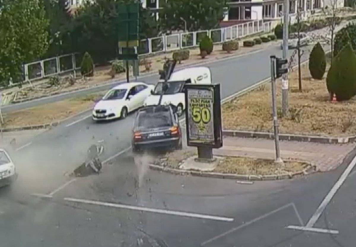 Kastamonu'da emniyet kemeri takmayan kadın yola fırladı