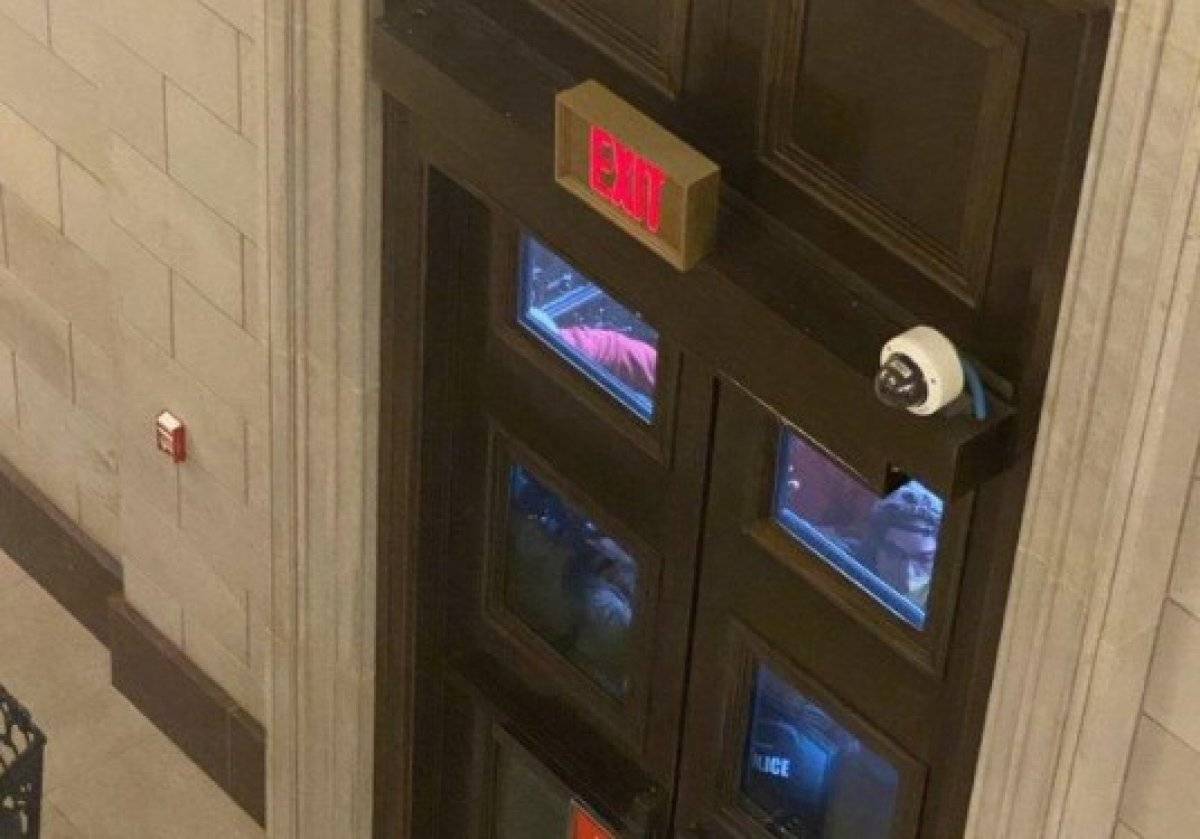 Trump destekçileri, ABD Kongre binasının kapısını kırarak içeri girdi