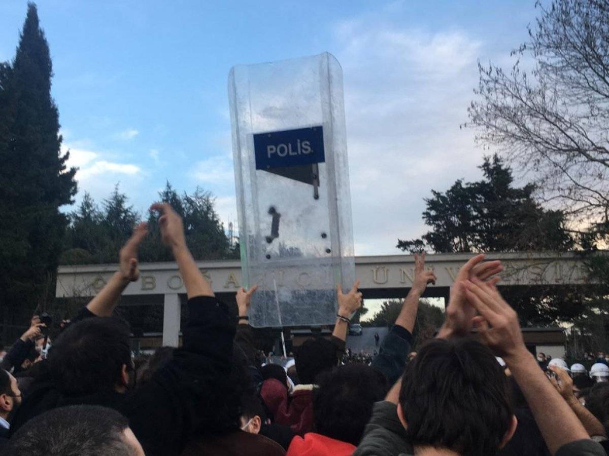 Boğaziçi Üniversitesi'nin kapısına takılan kelepçeyle ilgili inceleme başlatıldı