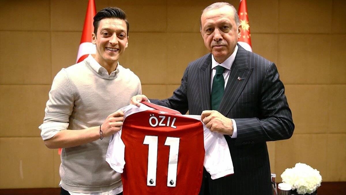 Mesut Özil'in ırkçılıklarla dolu hayat hikayesi