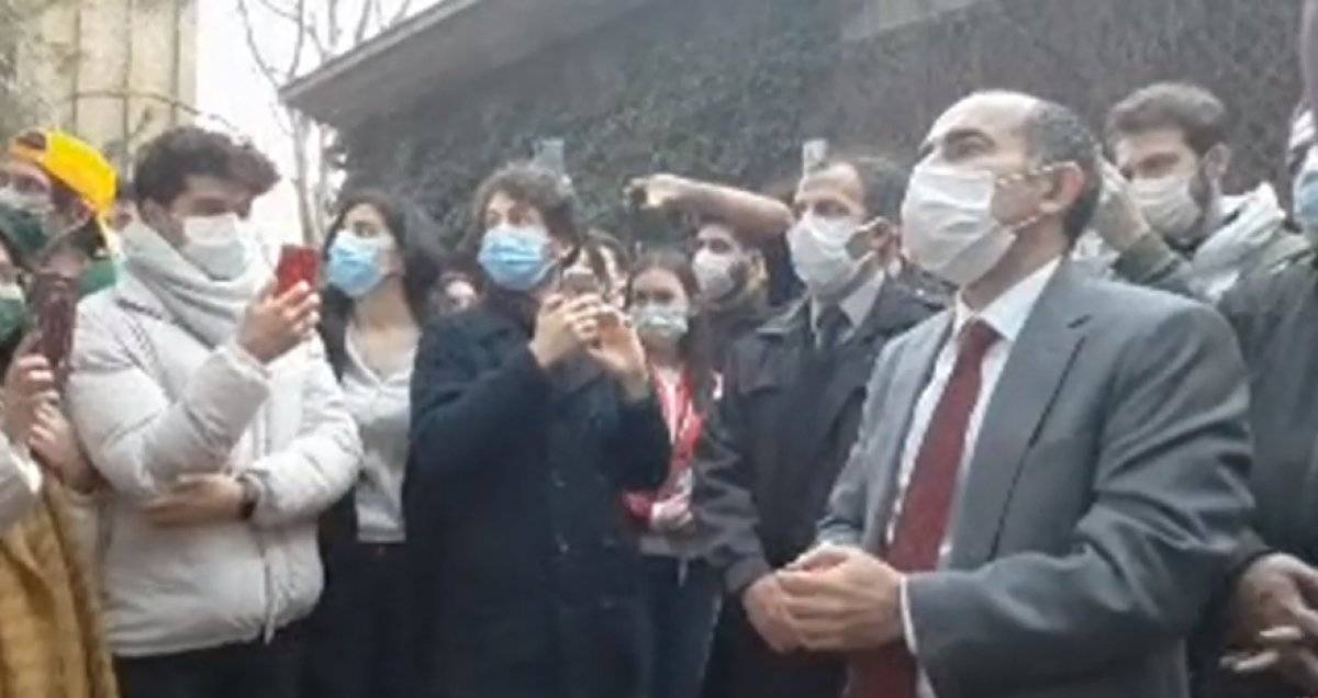 Boğaziçi Üniversitesi Rektörü Melih Bulu, öğrencilerin arasına girdi