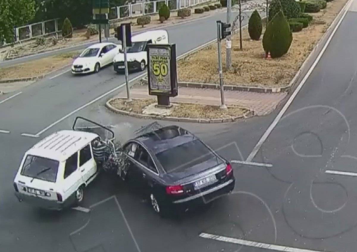 Kastamonu'da emniyet kemeri takmayan kadın yola fırladı