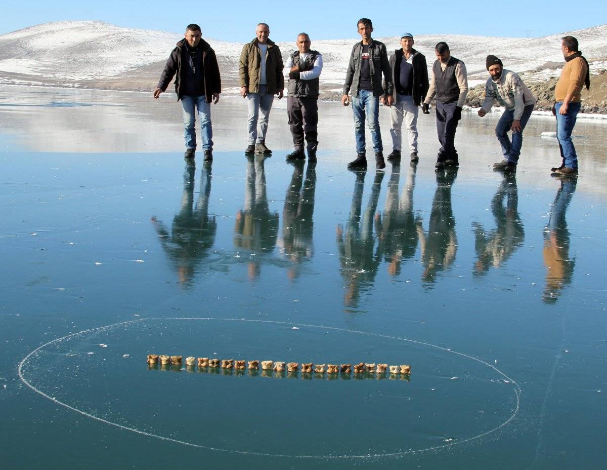 Çıldır Gölü üzerinde 'aşık' oynayanların eğlencesi