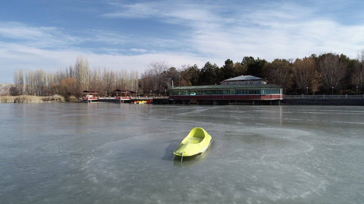 Sivas'ta bir tarafta kış, bir tarafta bahar havası