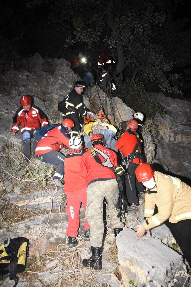 Bodrum’da kayalıklardan 5 metre aşağı düşen iş adamı 8 saatte kurtarıldı