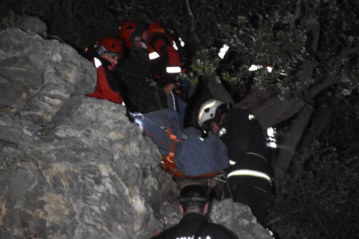 Bodrum’da kayalıklardan 5 metre aşağı düşen iş adamı 8 saatte kurtarıldı