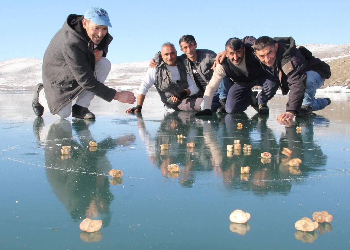 Çıldır Gölü üzerinde 'aşık' oynayanların eğlencesi