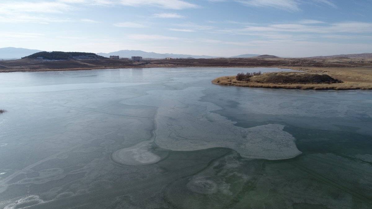 Sivas'ta bir tarafta kış, bir tarafta bahar havası