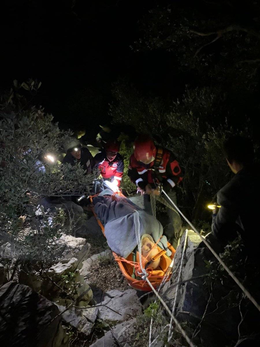 Bodrum’da kayalıklardan 5 metre aşağı düşen iş adamı 8 saatte kurtarıldı