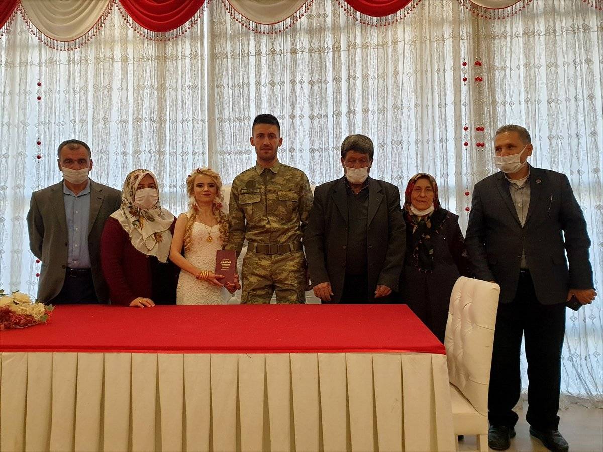 Uzman çavuş, nikah masasına askeri kamuflajla oturdu