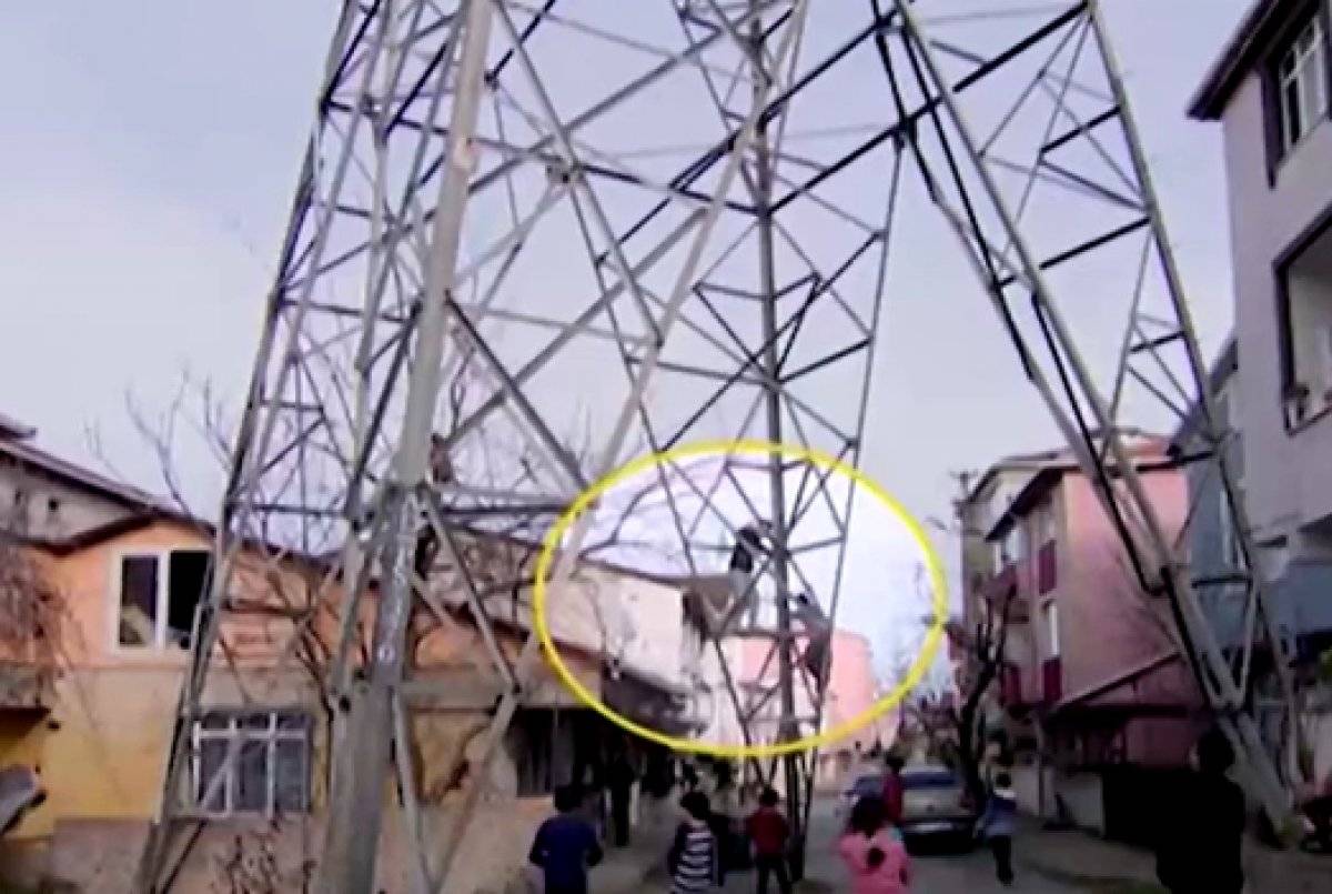 İstanbul'da sokağın ortasından yüksek gerilim hattı geçiyor