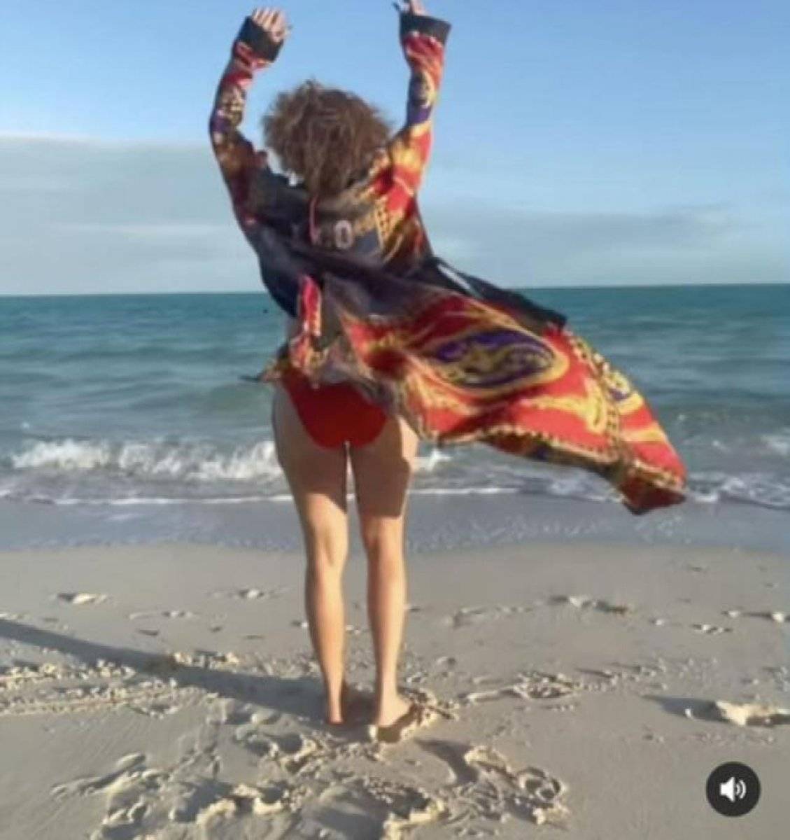 Jennifer Lopez kırmızı bikinisiyle poz verdi