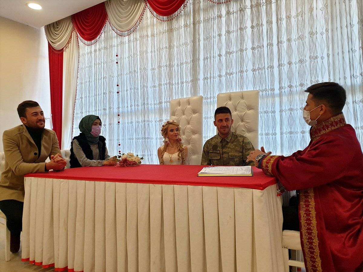 Uzman çavuş, nikah masasına askeri kamuflajla oturdu