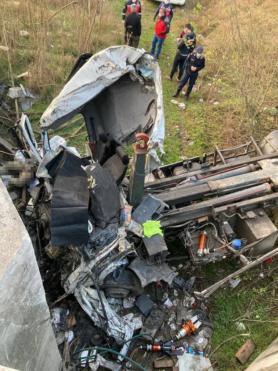 Sakarya’da kontrolden çıkan kamyon takla attı: 2 ölü