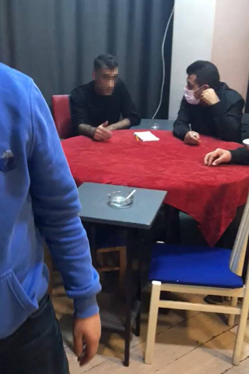 Bursa’da polisin kahvehane baskını sırasında dolaba saklandı