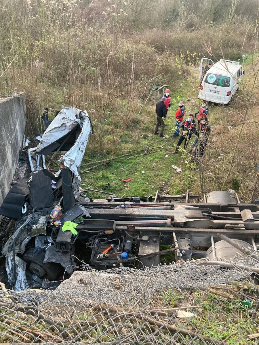 Sakarya’da kontrolden çıkan kamyon takla attı: 2 ölü