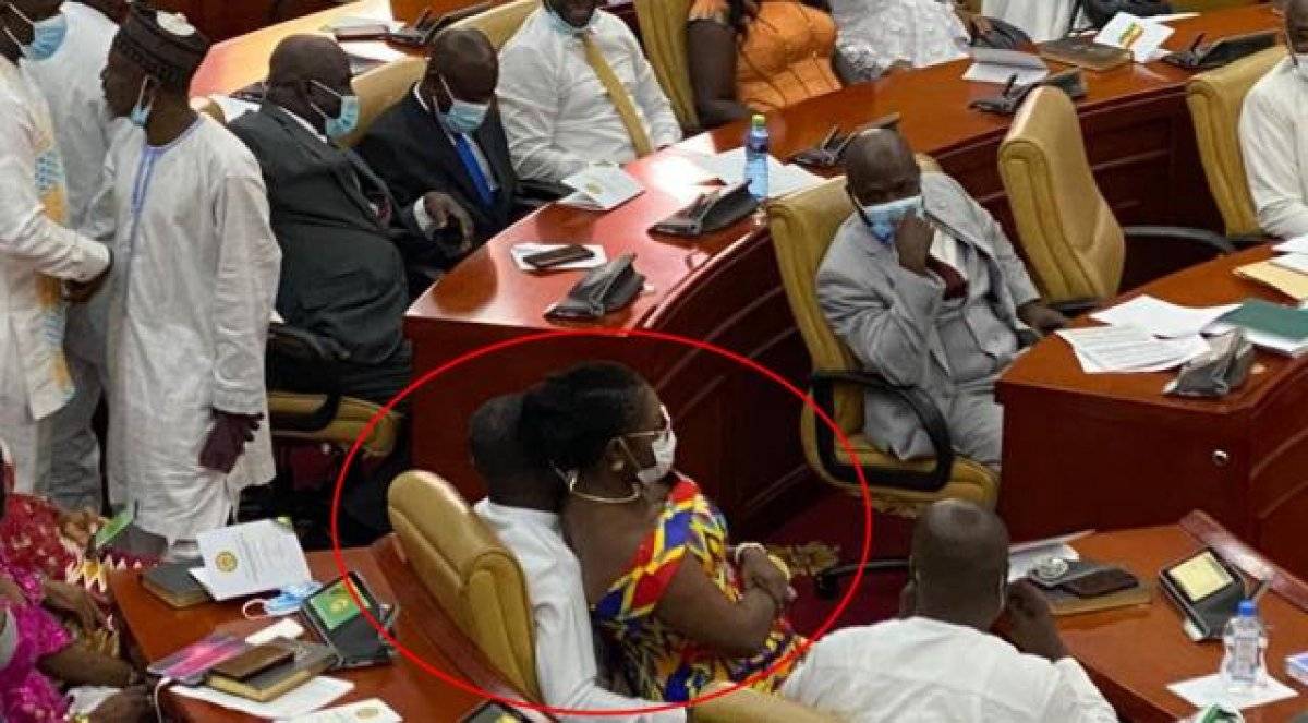 Gana Parlamentosu'nda kadın vekil, erkek vekilin kucağına oturdu