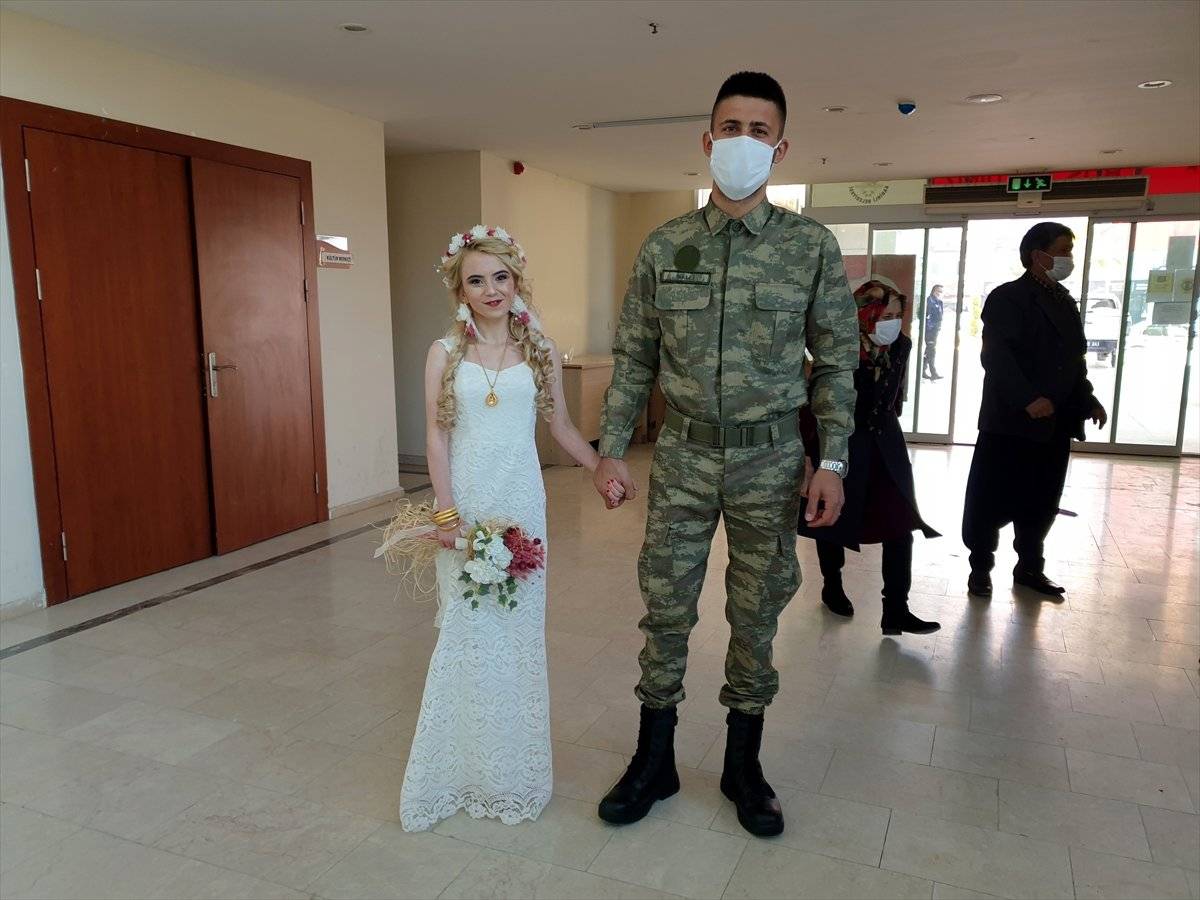 Uzman çavuş, nikah masasına askeri kamuflajla oturdu