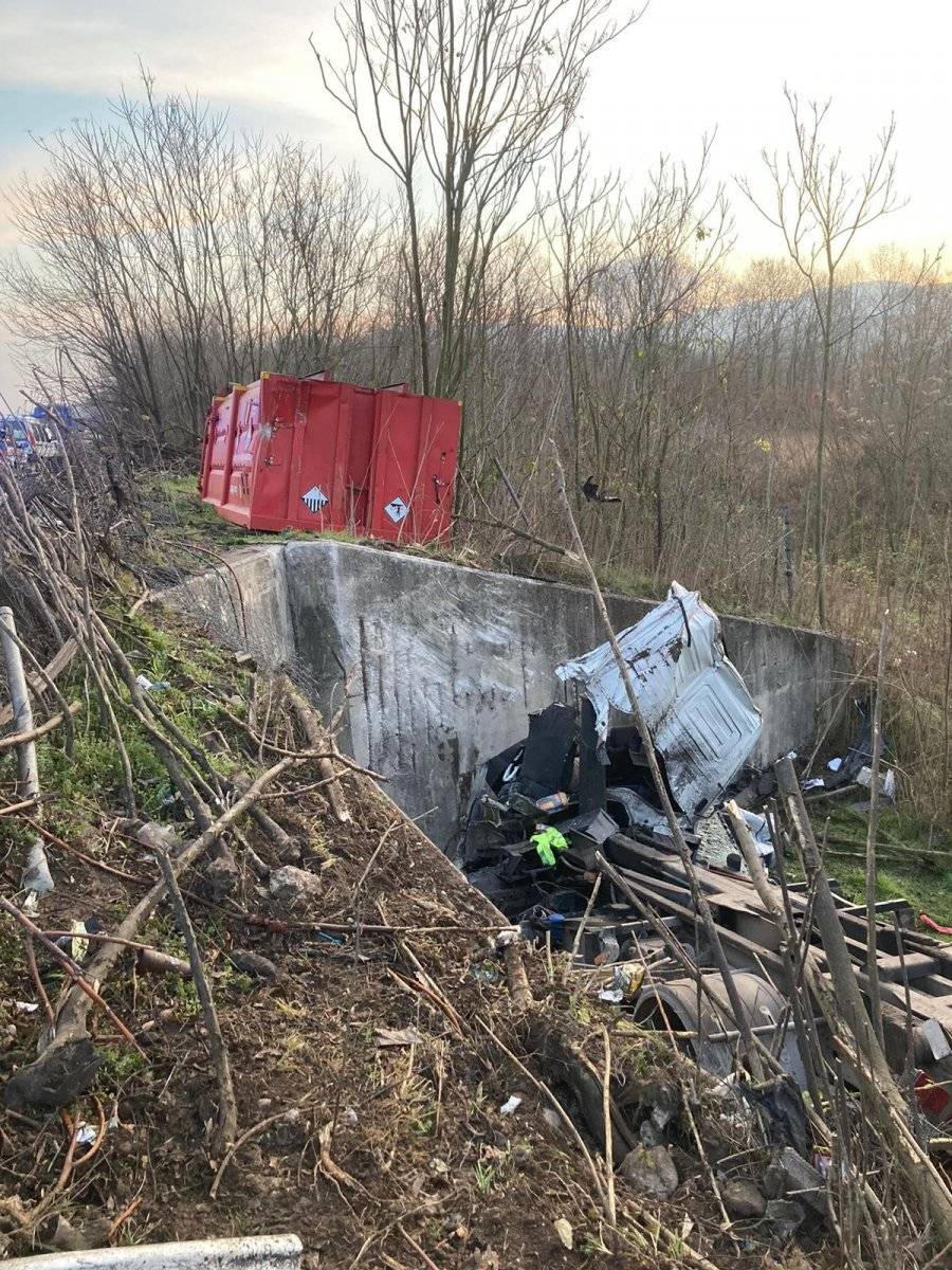 Sakarya’da kontrolden çıkan kamyon takla attı: 2 ölü