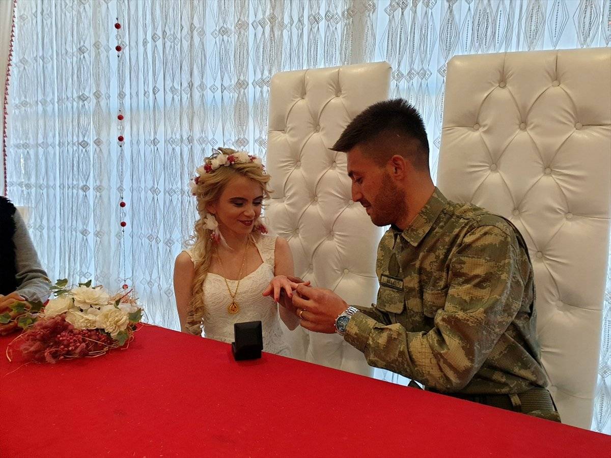 Uzman çavuş, nikah masasına askeri kamuflajla oturdu