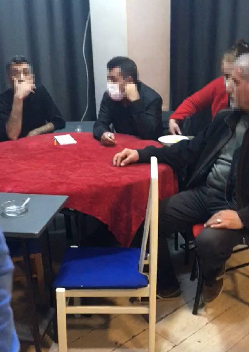 Bursa’da polisin kahvehane baskını sırasında dolaba saklandı