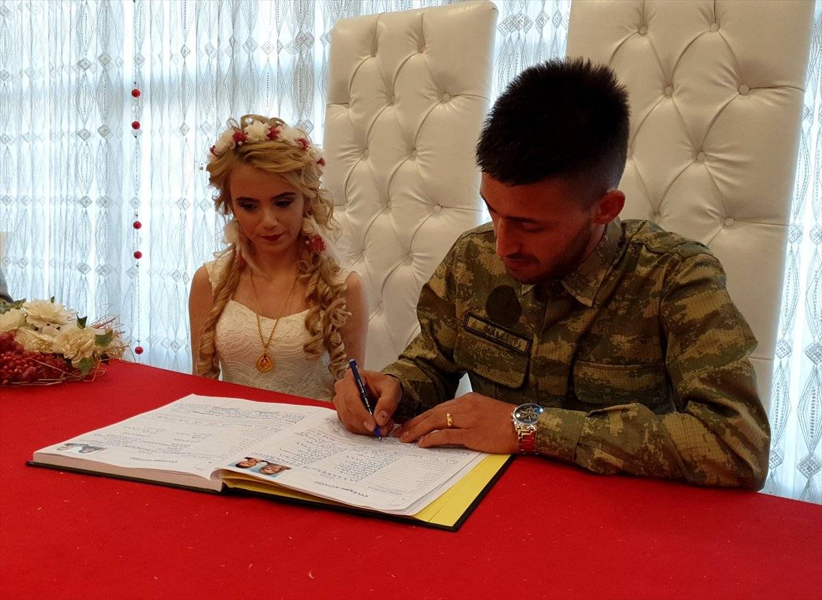 Uzman çavuş, nikah masasına askeri kamuflajla oturdu