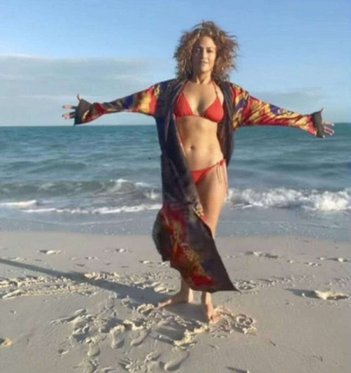 Jennifer Lopez kırmızı bikinisiyle poz verdi