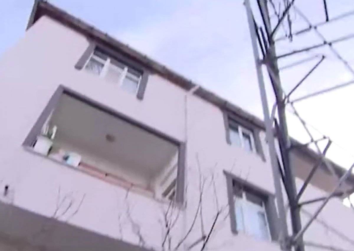 İstanbul'da sokağın ortasından yüksek gerilim hattı geçiyor