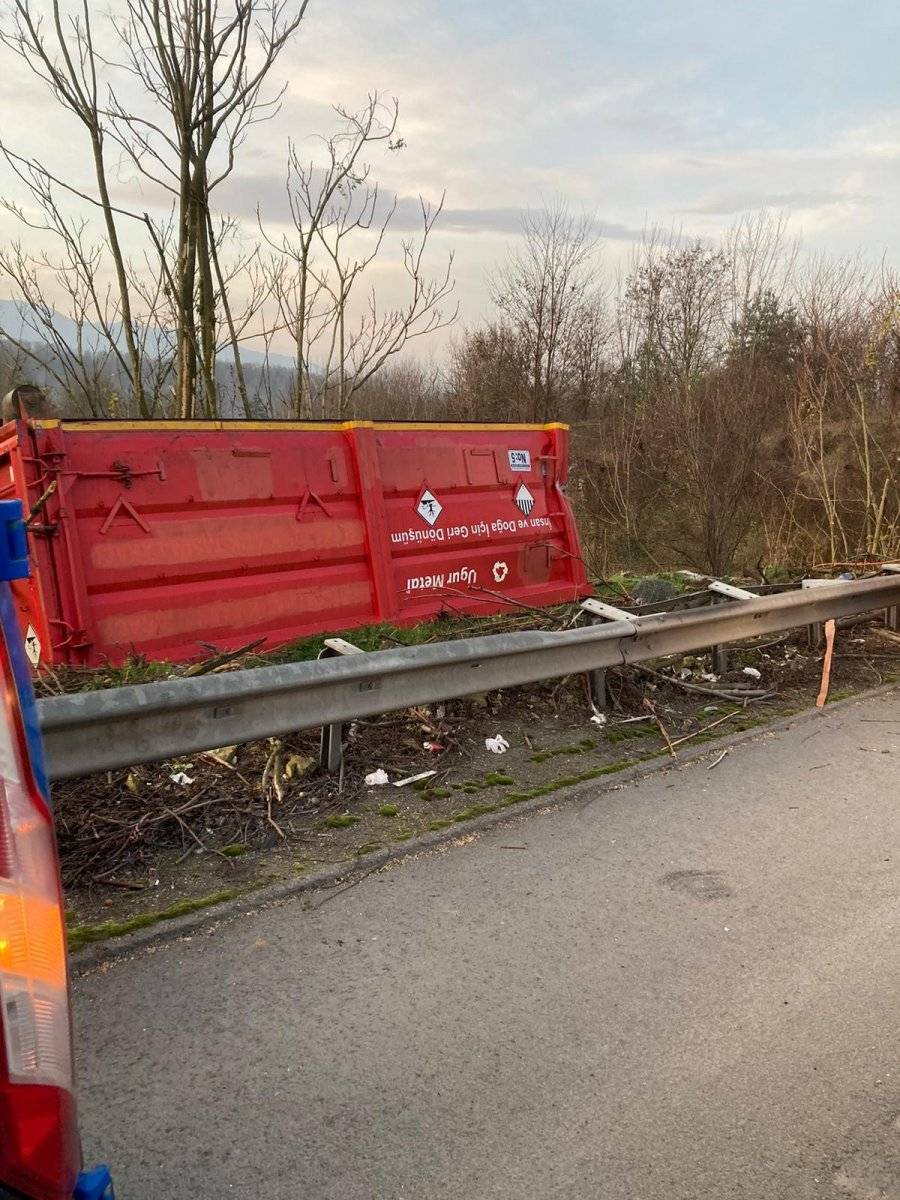 Sakarya’da kontrolden çıkan kamyon takla attı: 2 ölü