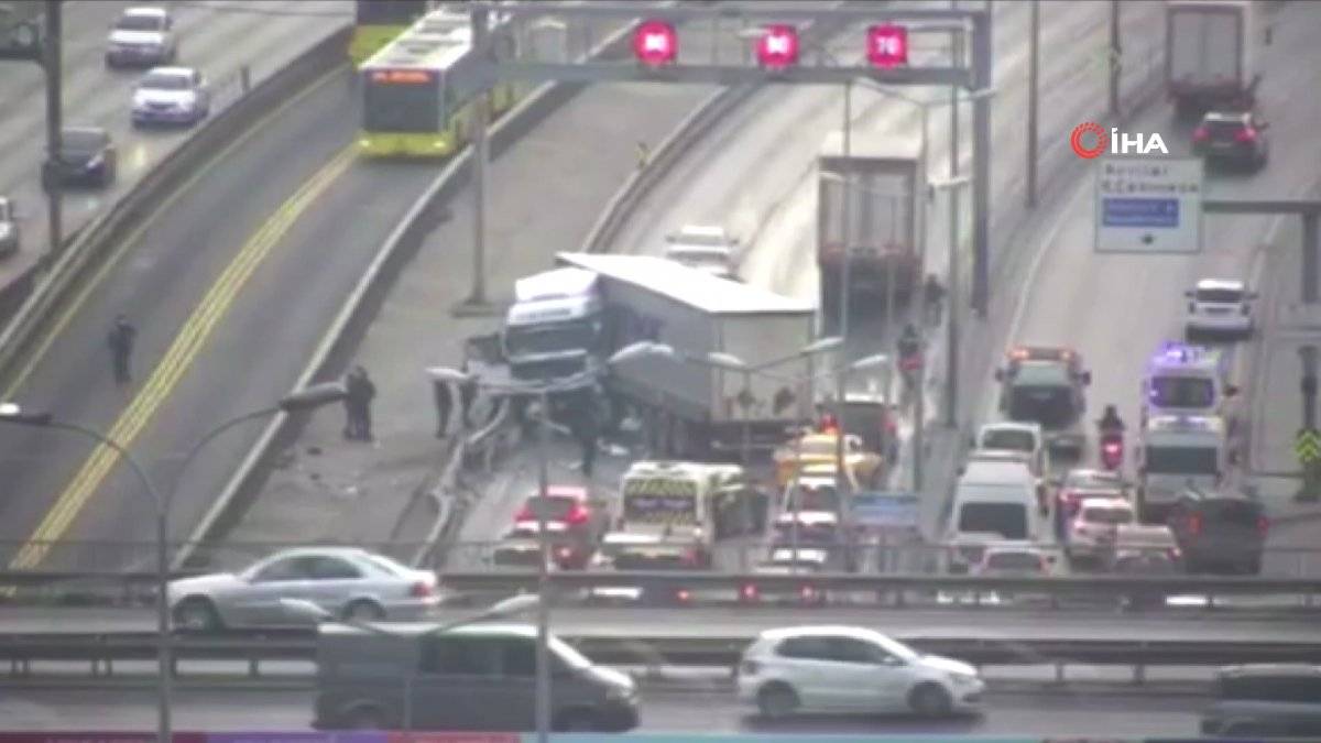 E-5'te tır, metrobüs bariyerine çarptı