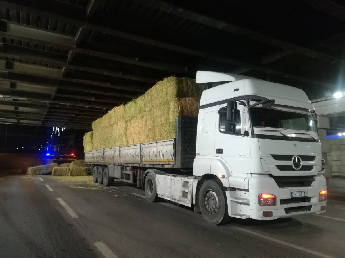 İzmir'de alt geçide sıkışan tırdaki samanlar yola saçıldı