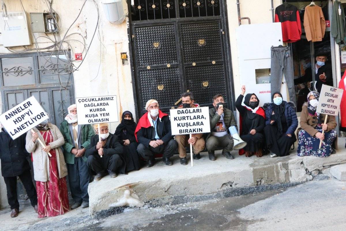 Hakkari HDP il binası önünde evlat eylemi