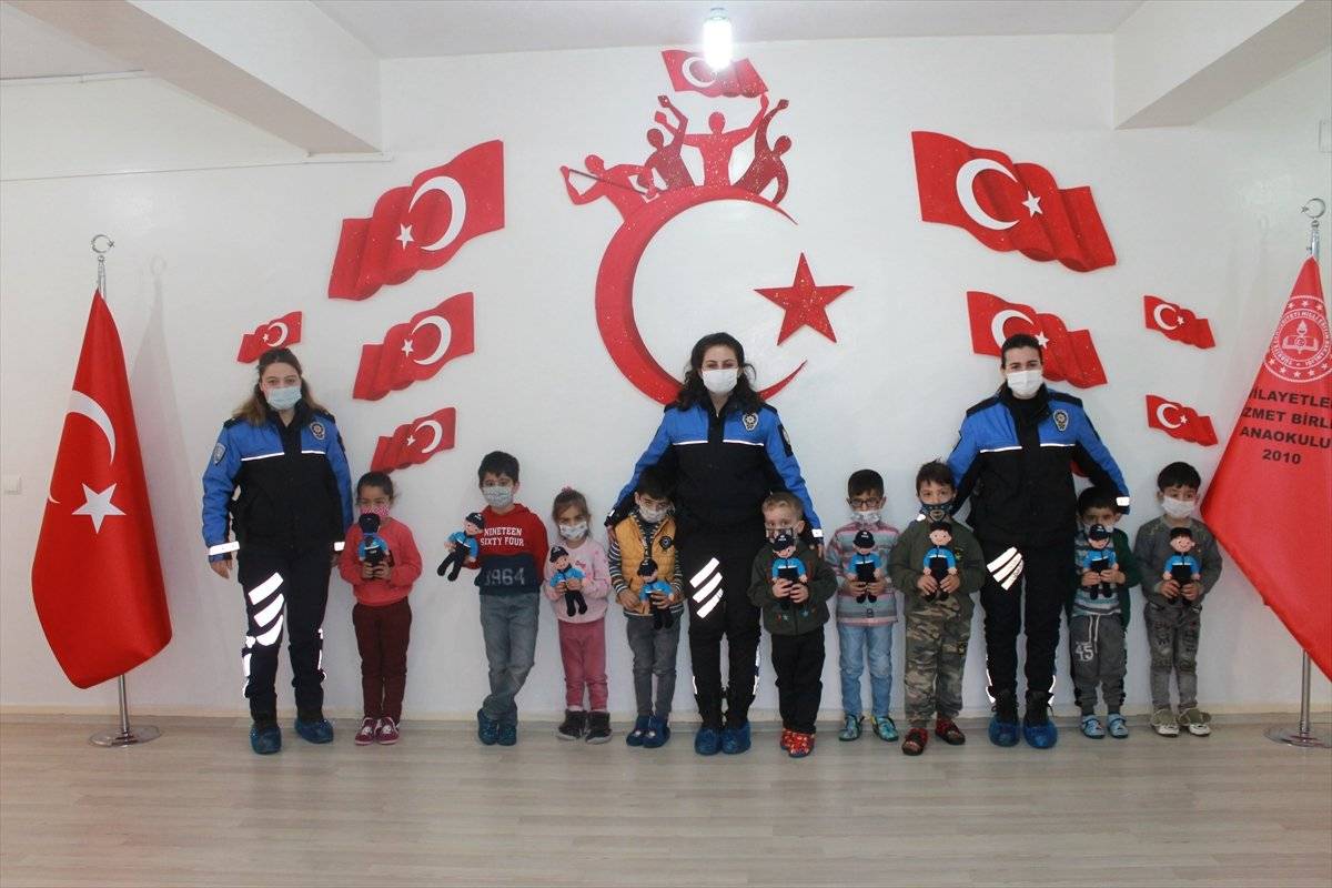 Şırnak'ta polisler anaokulu öğrencileriyle bir araya geldi