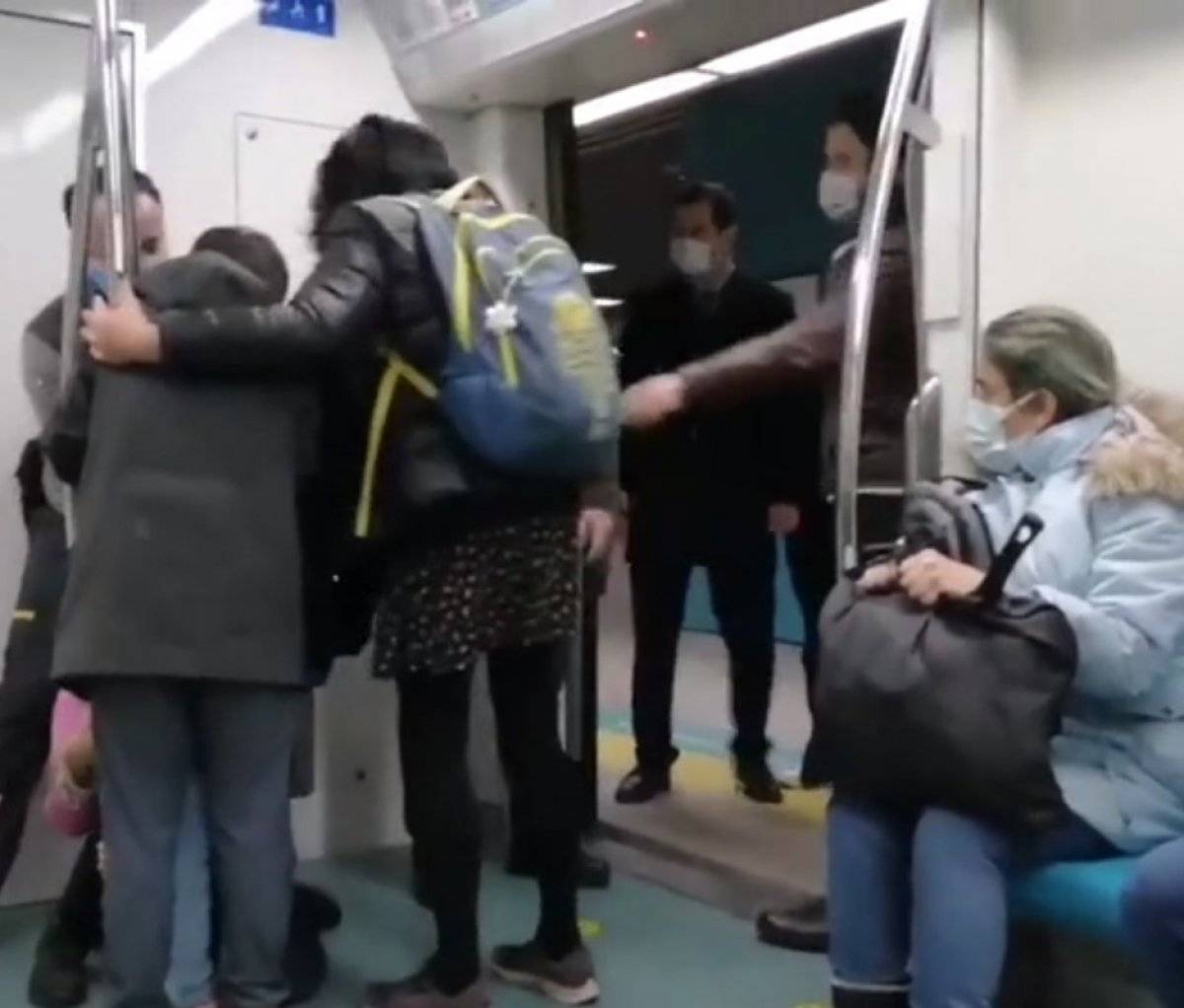 Üsküdar Marmaray’dan 4 göçmen çocuğu indirmeye çalışan görevliler