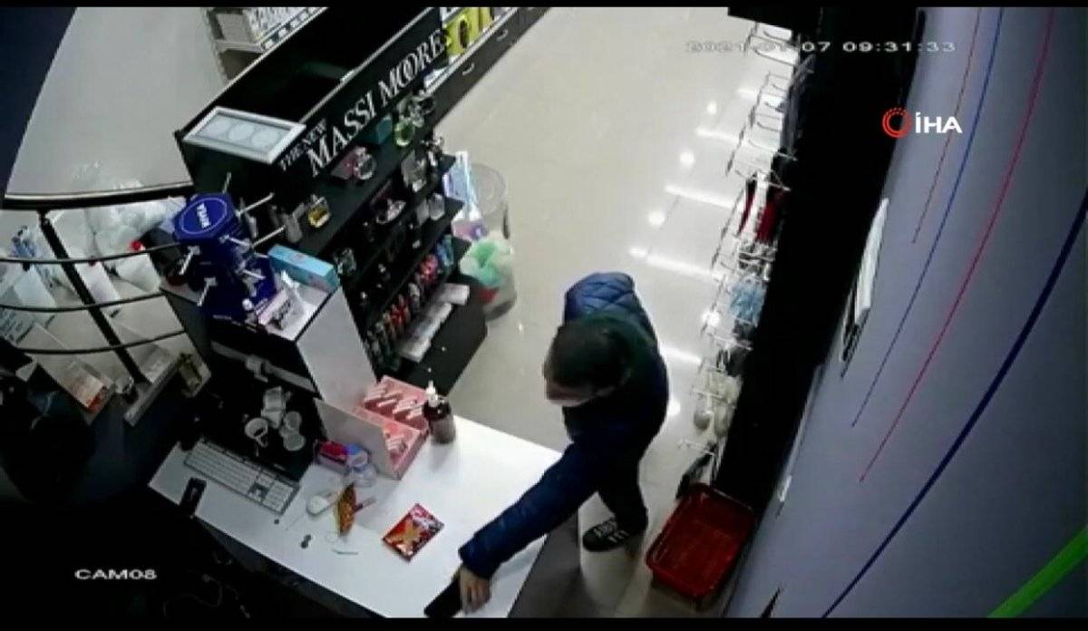 Arnavutköy’de telefon hırsızlığı kamerada