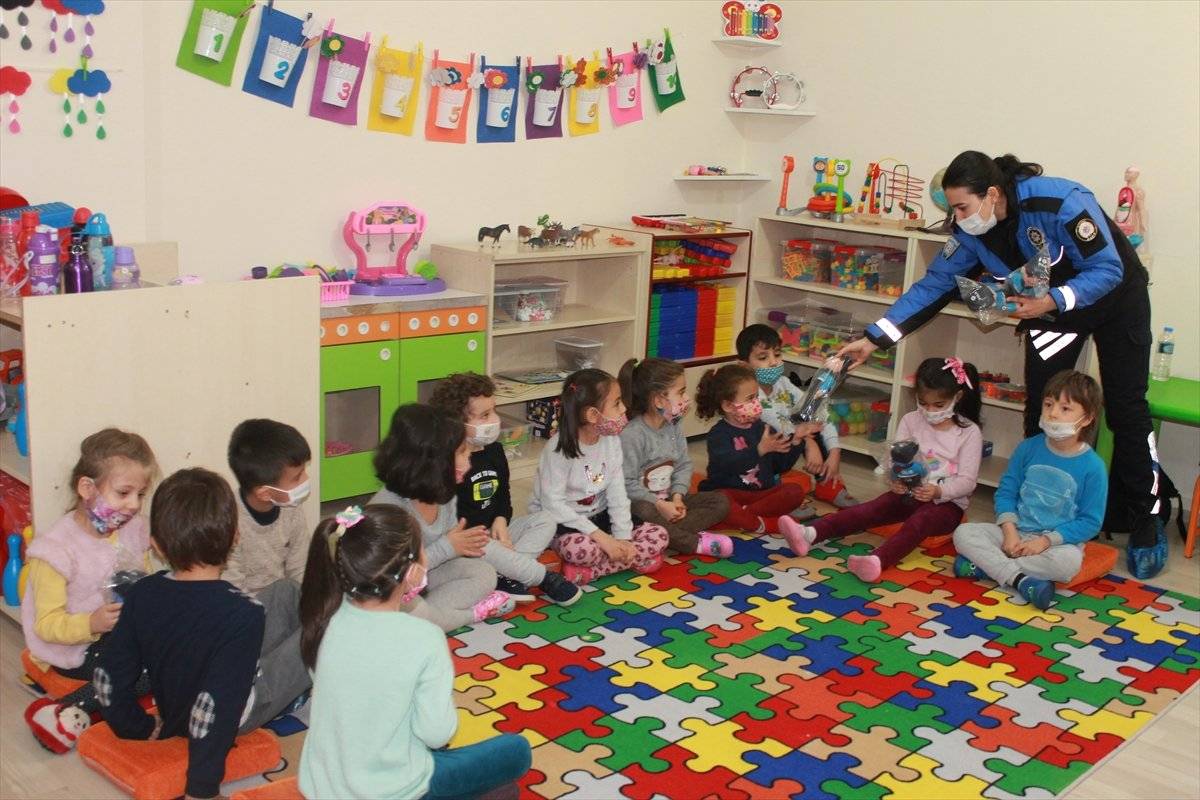 Şırnak'ta polisler anaokulu öğrencileriyle bir araya geldi
