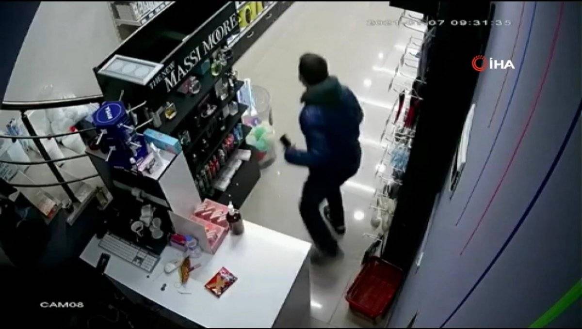 Arnavutköy’de telefon hırsızlığı kamerada