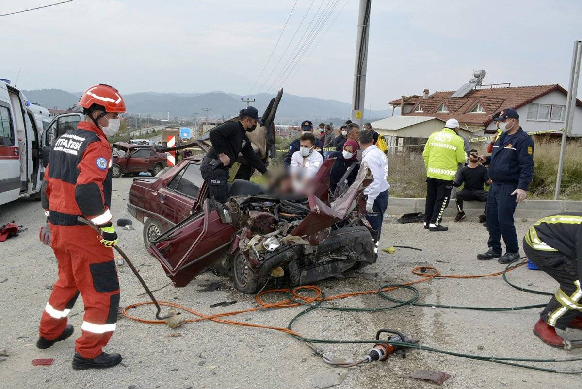Muğla’da iki otomobil çarpıştı: 2 ölü, 3 yaralı