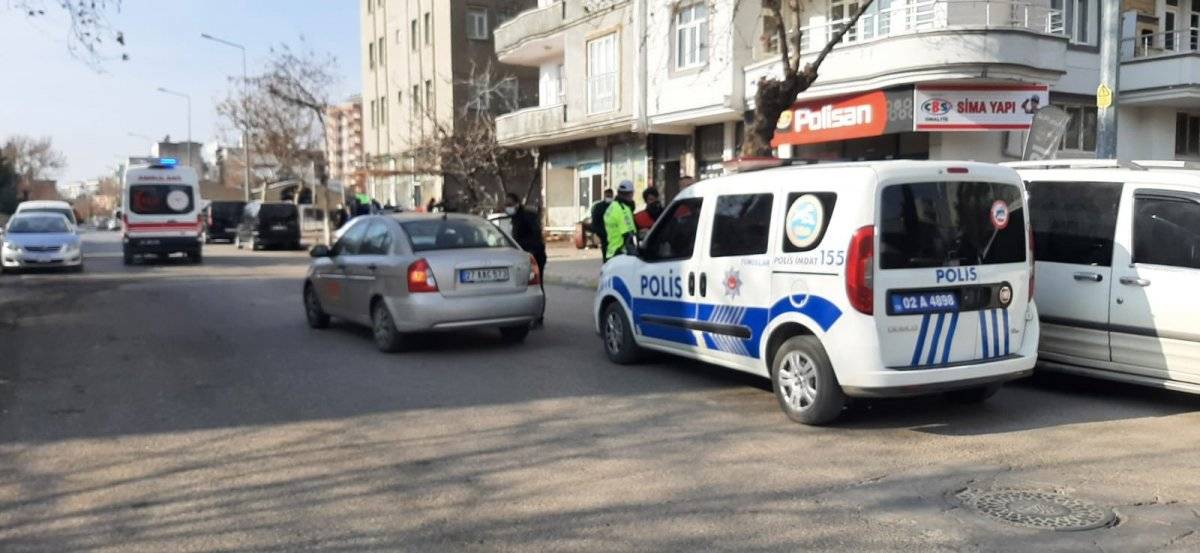 Adıyaman’da otomobilin önüne fırlayan çocuk metrelerce sürüklendi