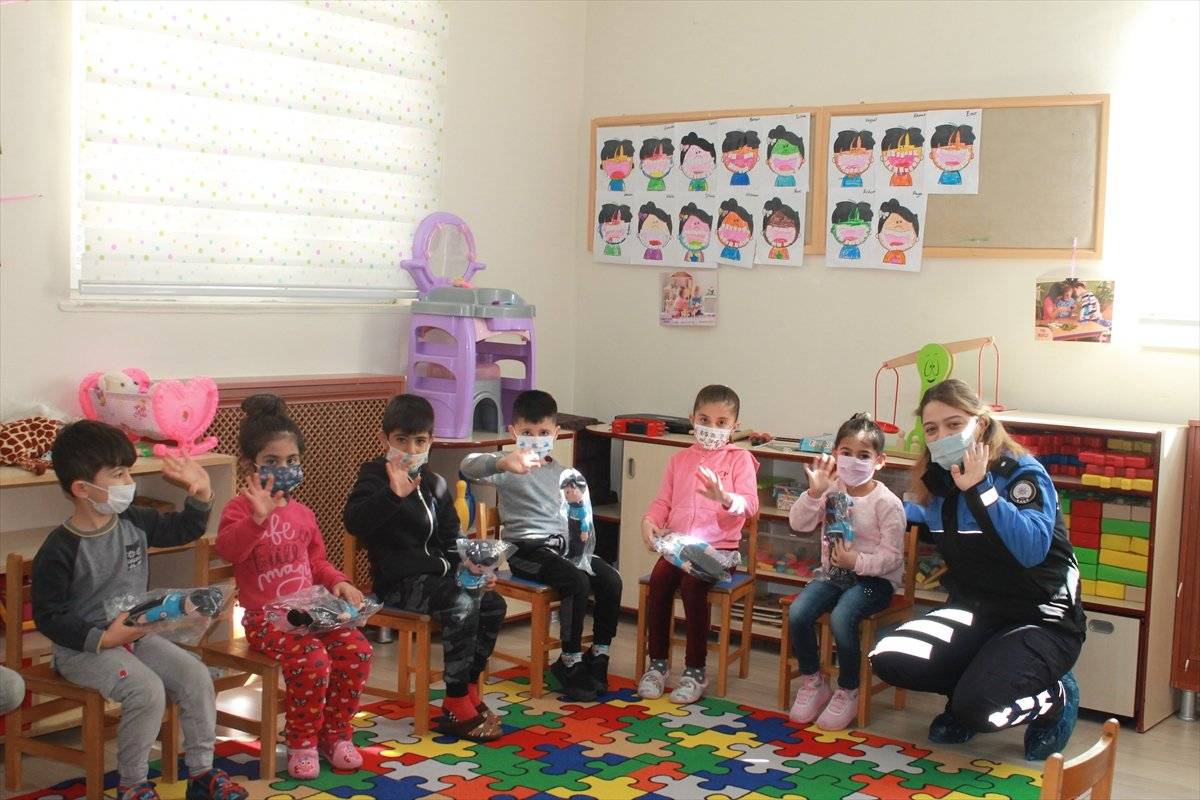 Şırnak'ta polisler anaokulu öğrencileriyle bir araya geldi