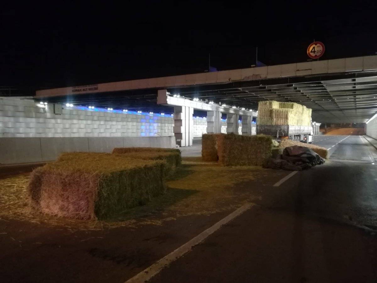 İzmir'de alt geçide sıkışan tırdaki samanlar yola saçıldı