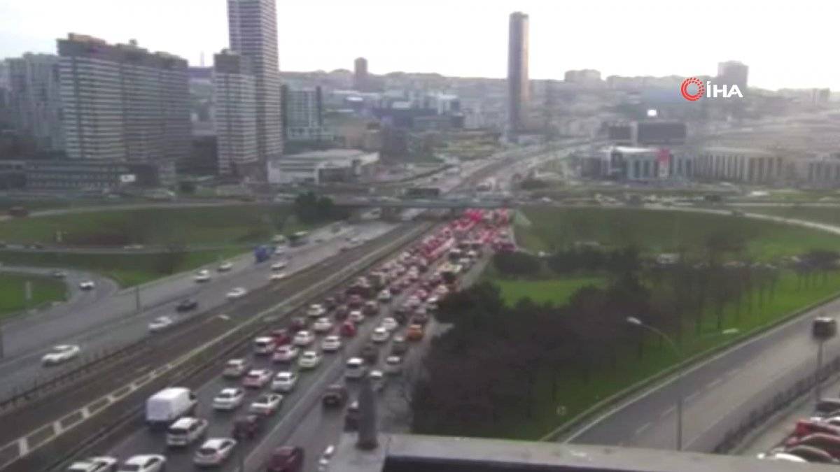 E-5'te tır, metrobüs bariyerine çarptı