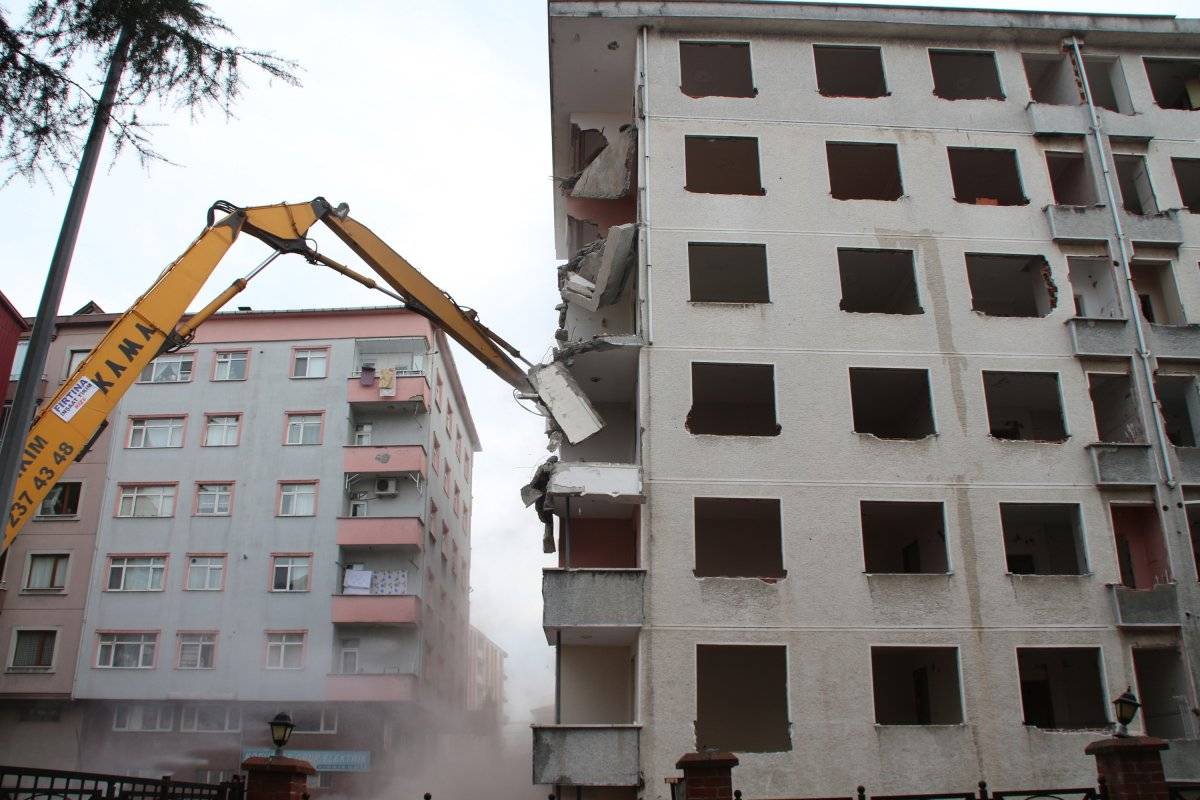 Rize'deki 'Pisa Kuleleri' yıkılıyor