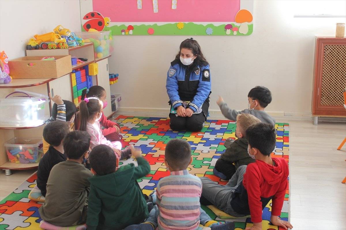 Şırnak'ta polisler anaokulu öğrencileriyle bir araya geldi
