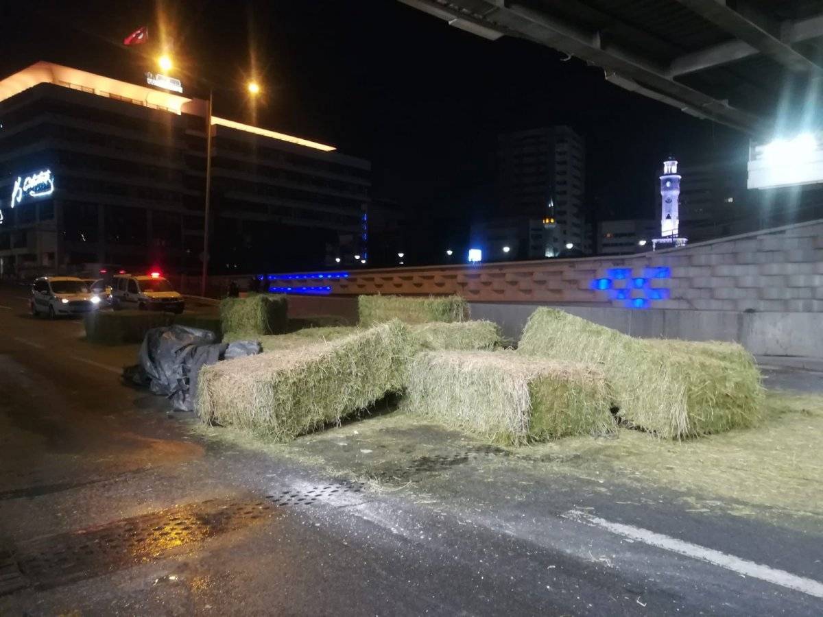 İzmir'de alt geçide sıkışan tırdaki samanlar yola saçıldı