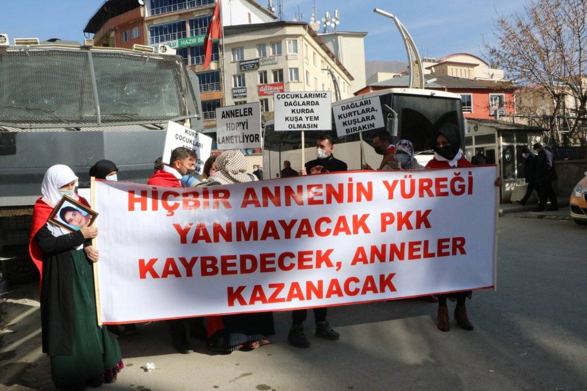 Hakkari HDP il binası önünde evlat eylemi