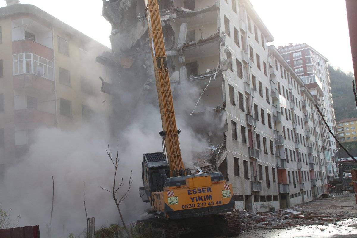 Rize'deki 'Pisa Kuleleri' yıkılıyor