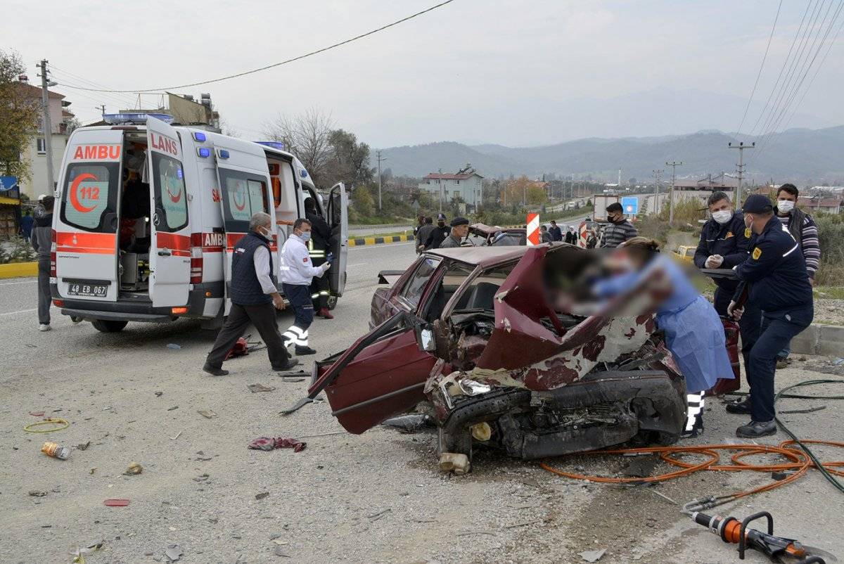Muğla’da iki otomobil çarpıştı: 2 ölü, 3 yaralı