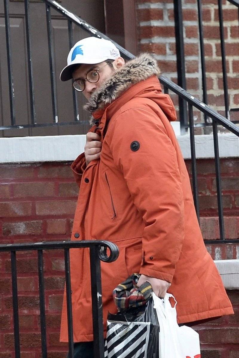 ABD’de polis kalkanı ve sopasıyla poz veren Aaron Mostofsky görüntülendi