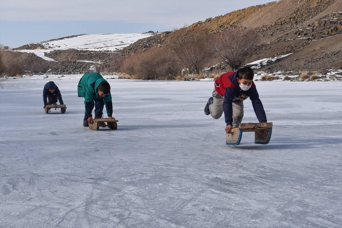 Buz tutan Kars Çayı'nda köylüler curling oynadı